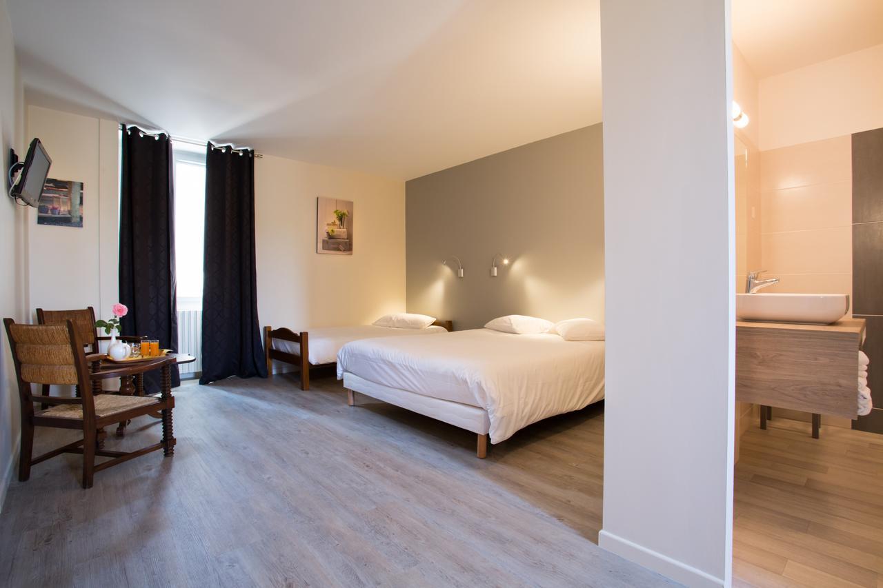 Hotel Restaurant Le Sully Saint-Saud-Lacoussiere Bagian luar foto