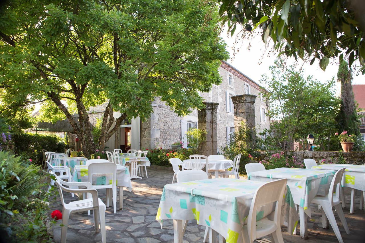 Hotel Restaurant Le Sully Saint-Saud-Lacoussiere Bagian luar foto