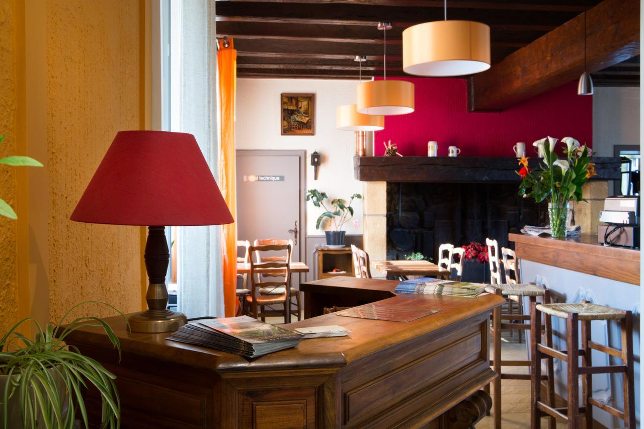 Hotel Restaurant Le Sully Saint-Saud-Lacoussiere Bagian luar foto